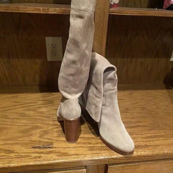 Michael Kors Elegant Beige Knee-High Women's Boots - Picture 3 of 16